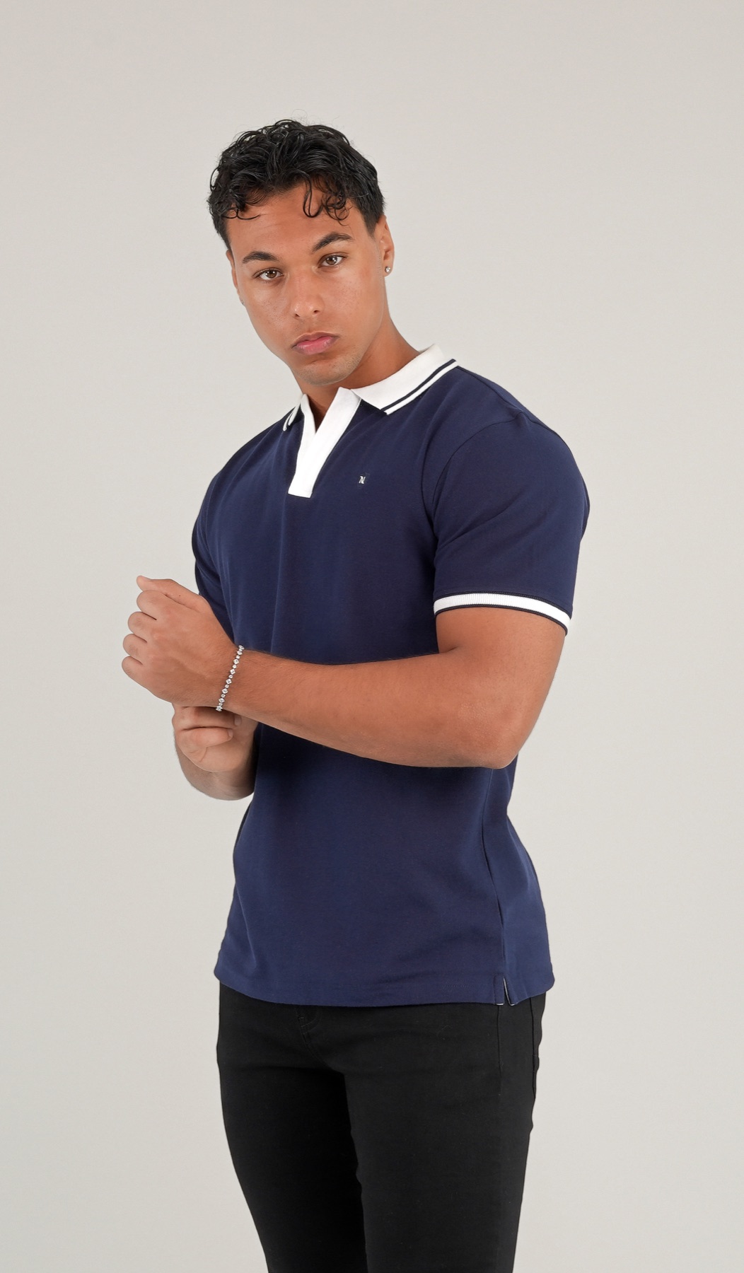 Modelo con polo azul marino Stylo Norte