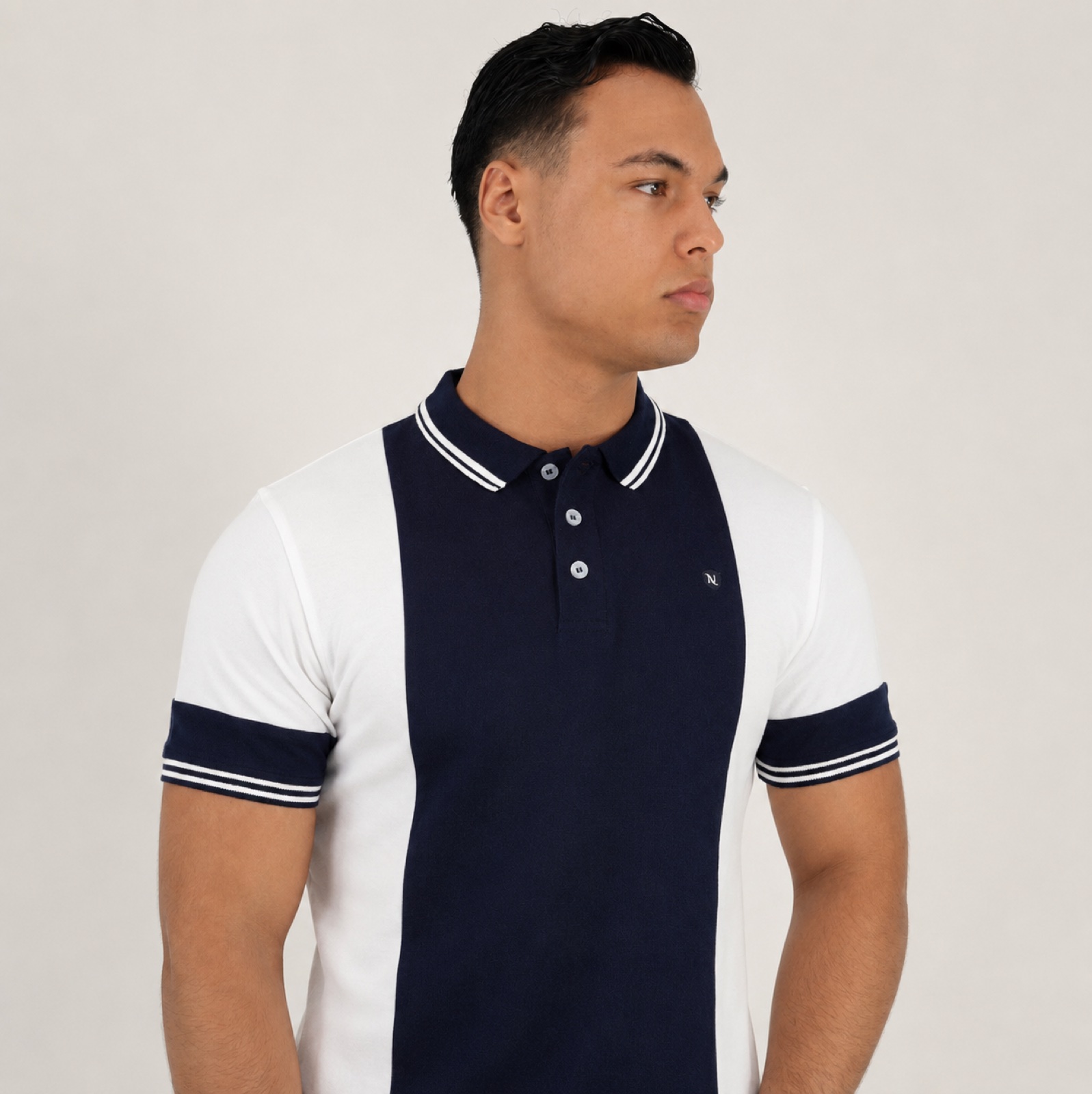 Detalle de polo Stylo Norte azul marino y blanco