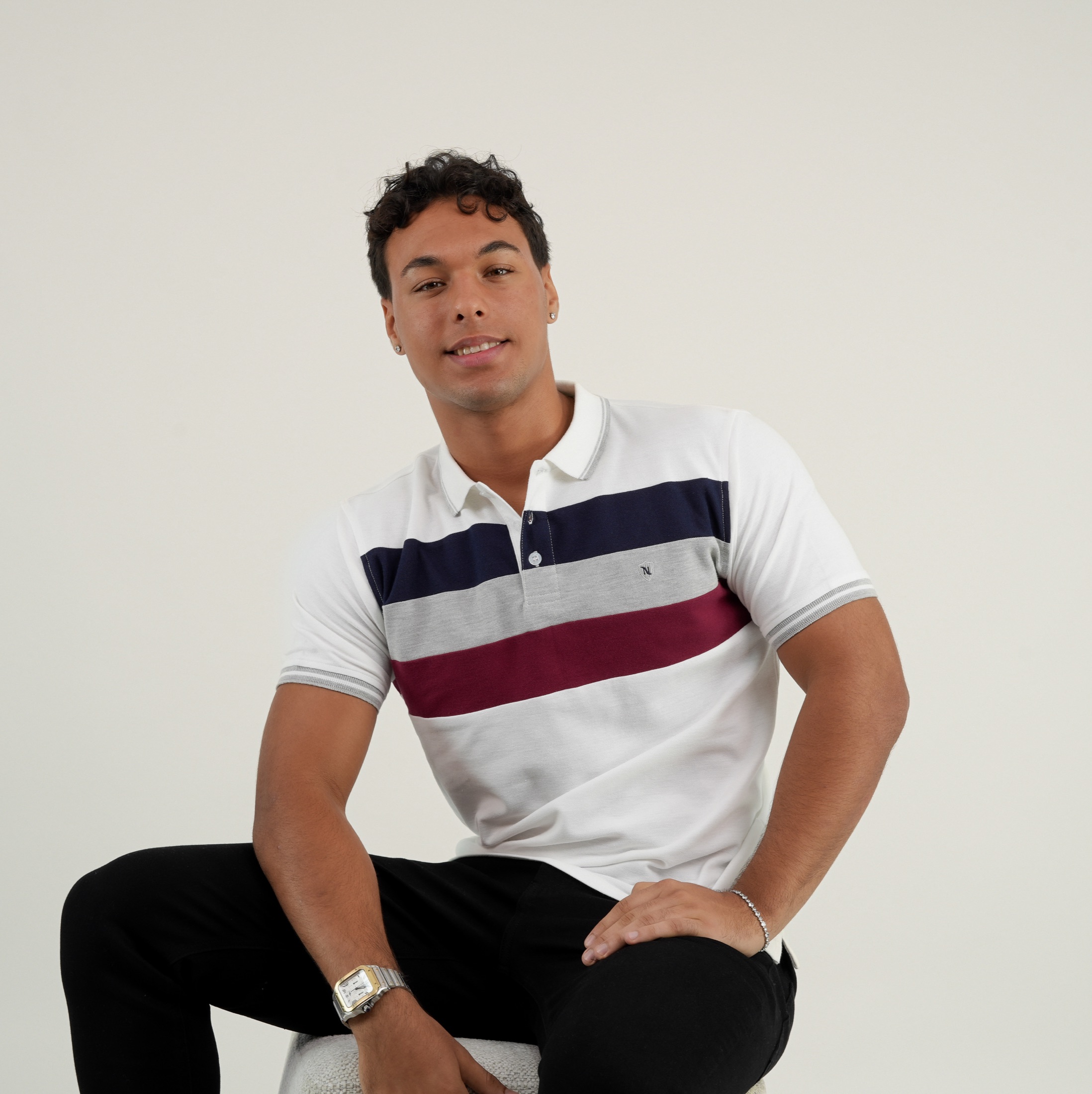 Modelo con polo Stylo Norte blanco, azul marino y rojo vino